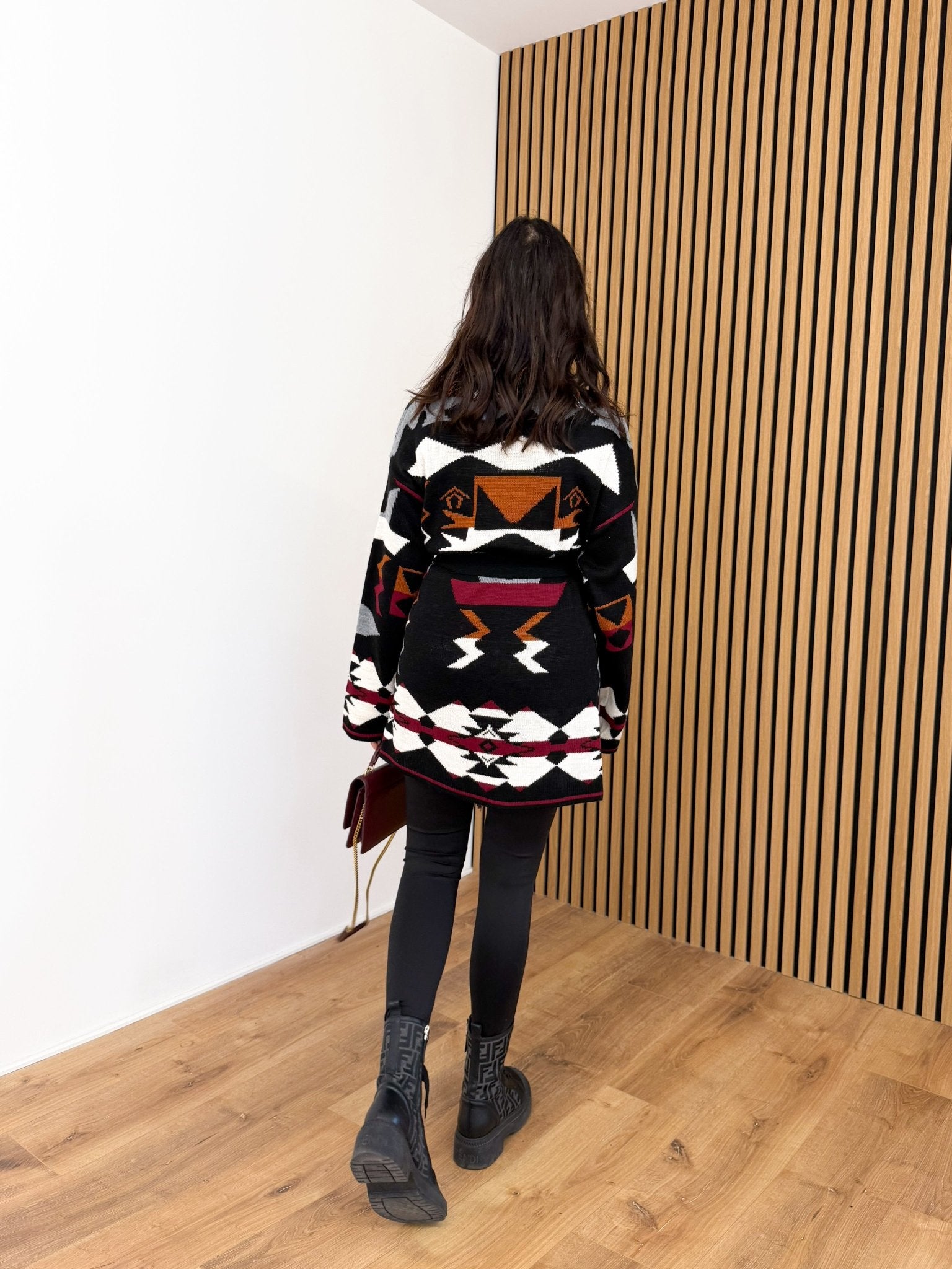 Cardigan Triangle - Nero - SAINTH